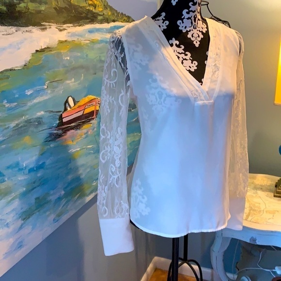 ⭐️Express, White V-Neck, Sheer Lace Sleeves, Like New, Size Small - Picture 4 of 9